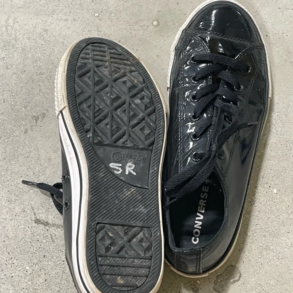Converse Black Patent low cut Chuck Taylor shoes size 5 Youth Junior